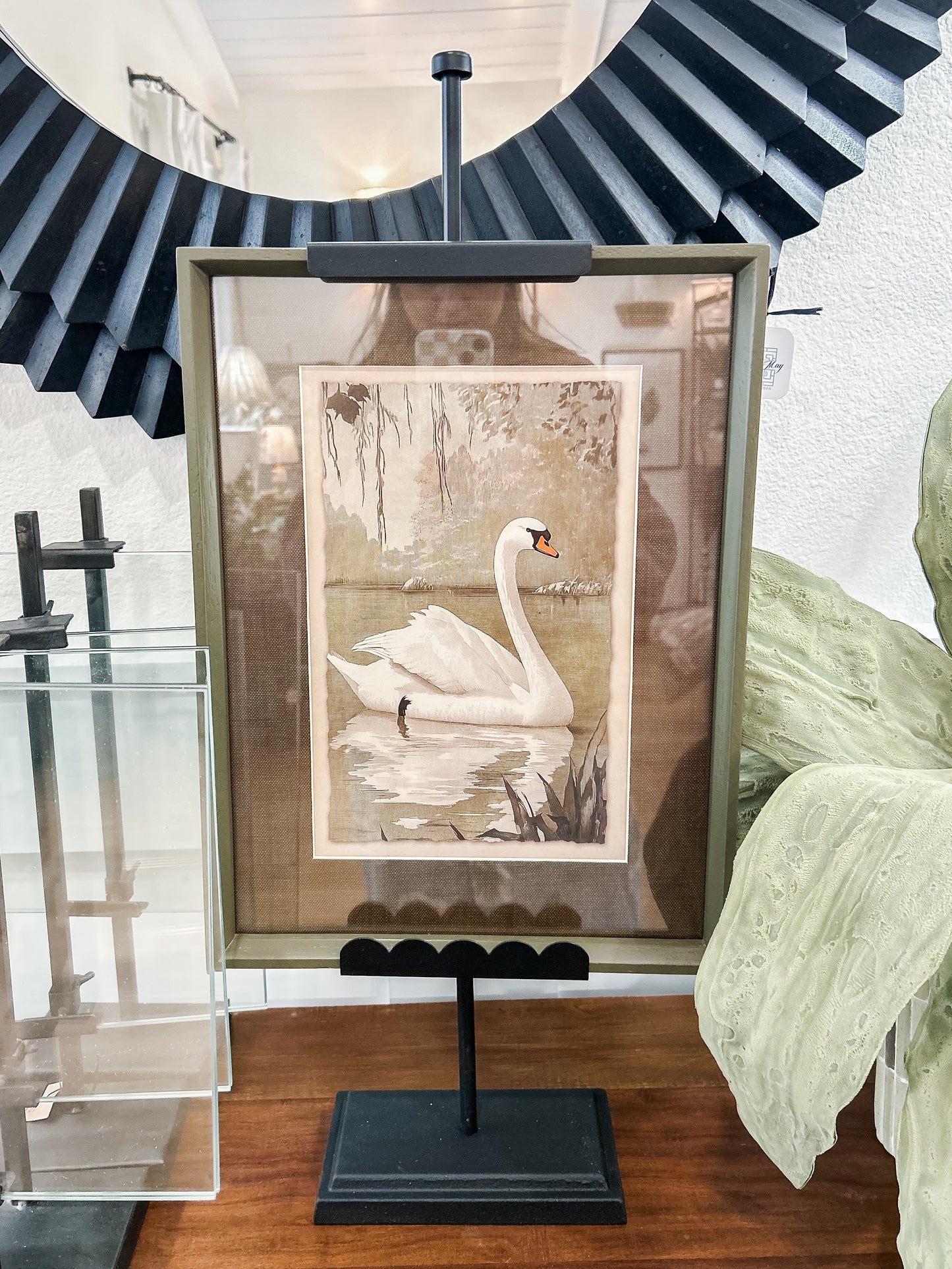 Metal Easel with Scalloped Edge