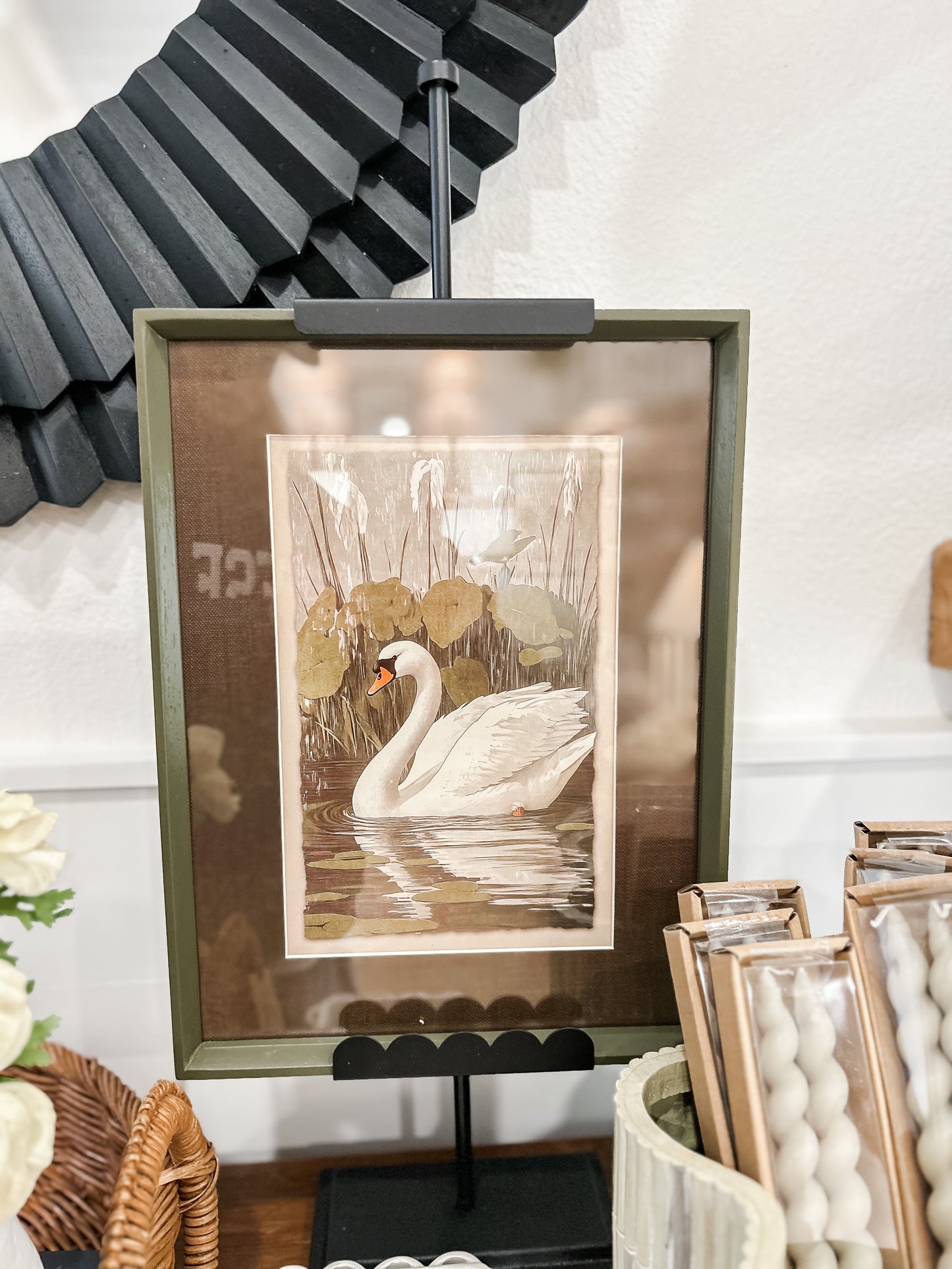 Metal Easel with Scalloped Edge